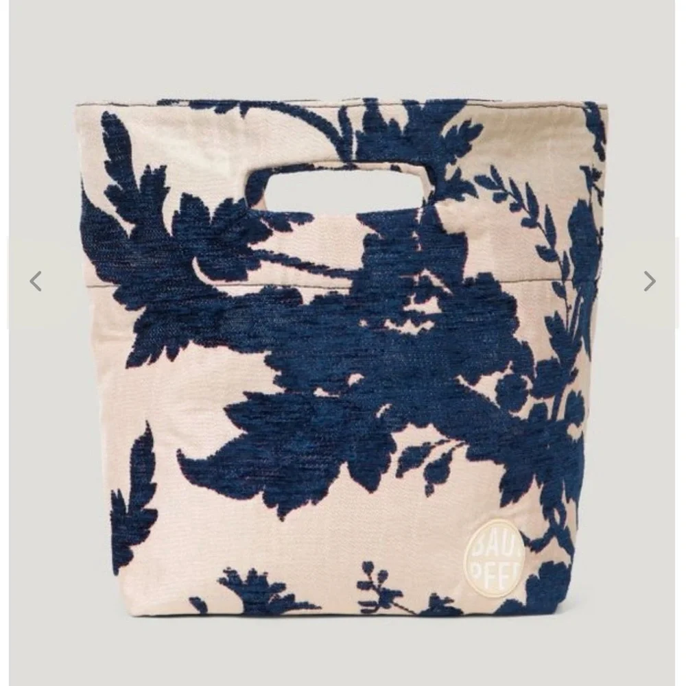 Baum und Pferdgarten Blue & White Floral Tote Bag - Lightweight Women's Carryall - Picture 2 of 11